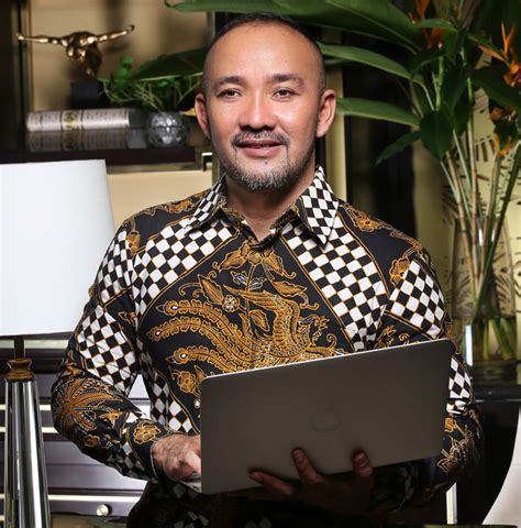 Baju Kaos Putih Lengan Panjang: Gaya Klasik yang Tak Lekang Waktu