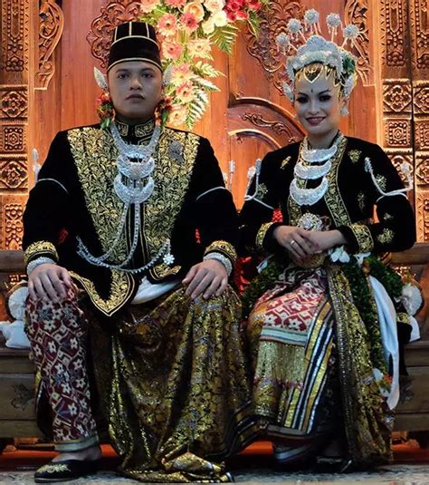 Mengungkap Keindahan dan Makna Mendalam Pakaian Adat Jawa Barat