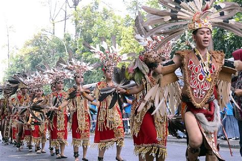 Menjelajahi Keindahan Paksian: Pakaian Adat Kalimantan Barat yang Mempesona
