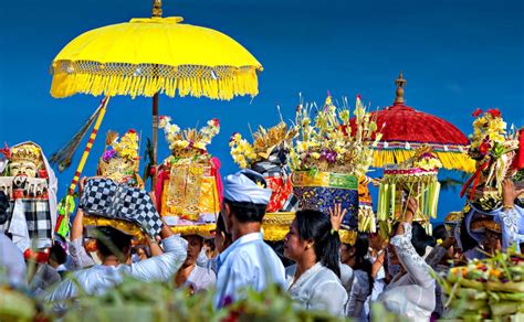 Pakaian Adat Bali: Simbol Keindahan, Tradisi, dan Identitas Pulau Dewata