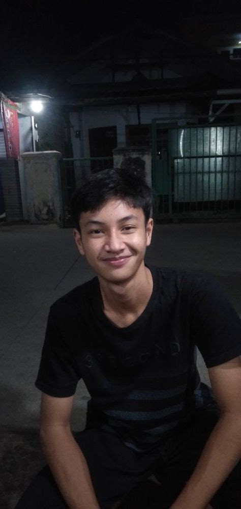 Pesona Foto Cowok Ganteng Berdiri: Lebih dari Sekadar Visual Menarik